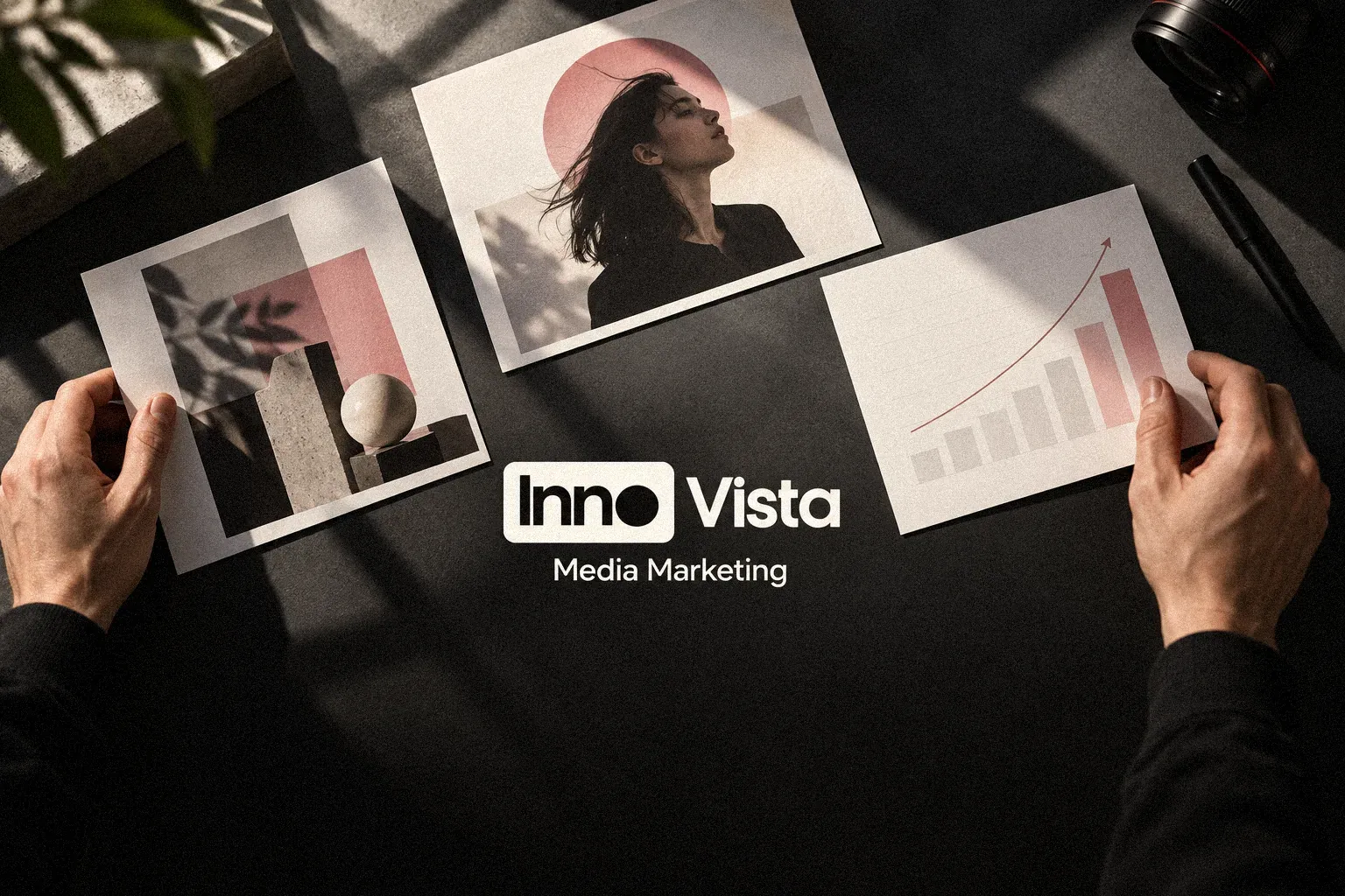 Innovista Media: شعار InnoVista Media Marketing فوق صور حملات مطبوعة على مكتب
