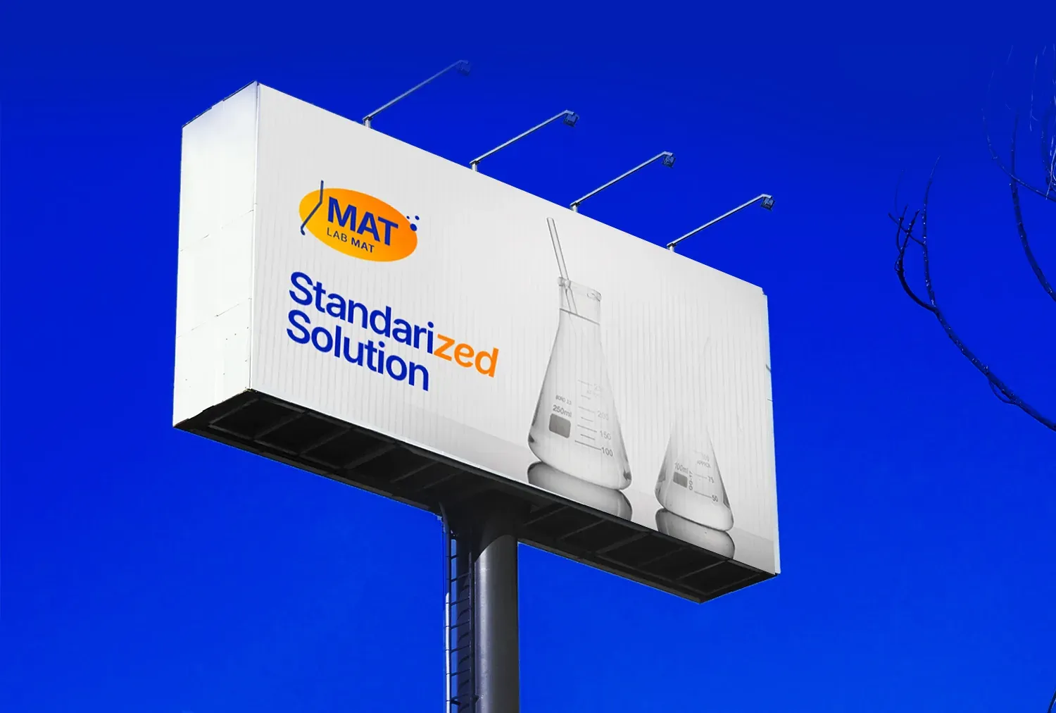 لوحة إعلانية لـ Labmat كُتب عليها «Standardized Solution» أمام سماء زرقاء