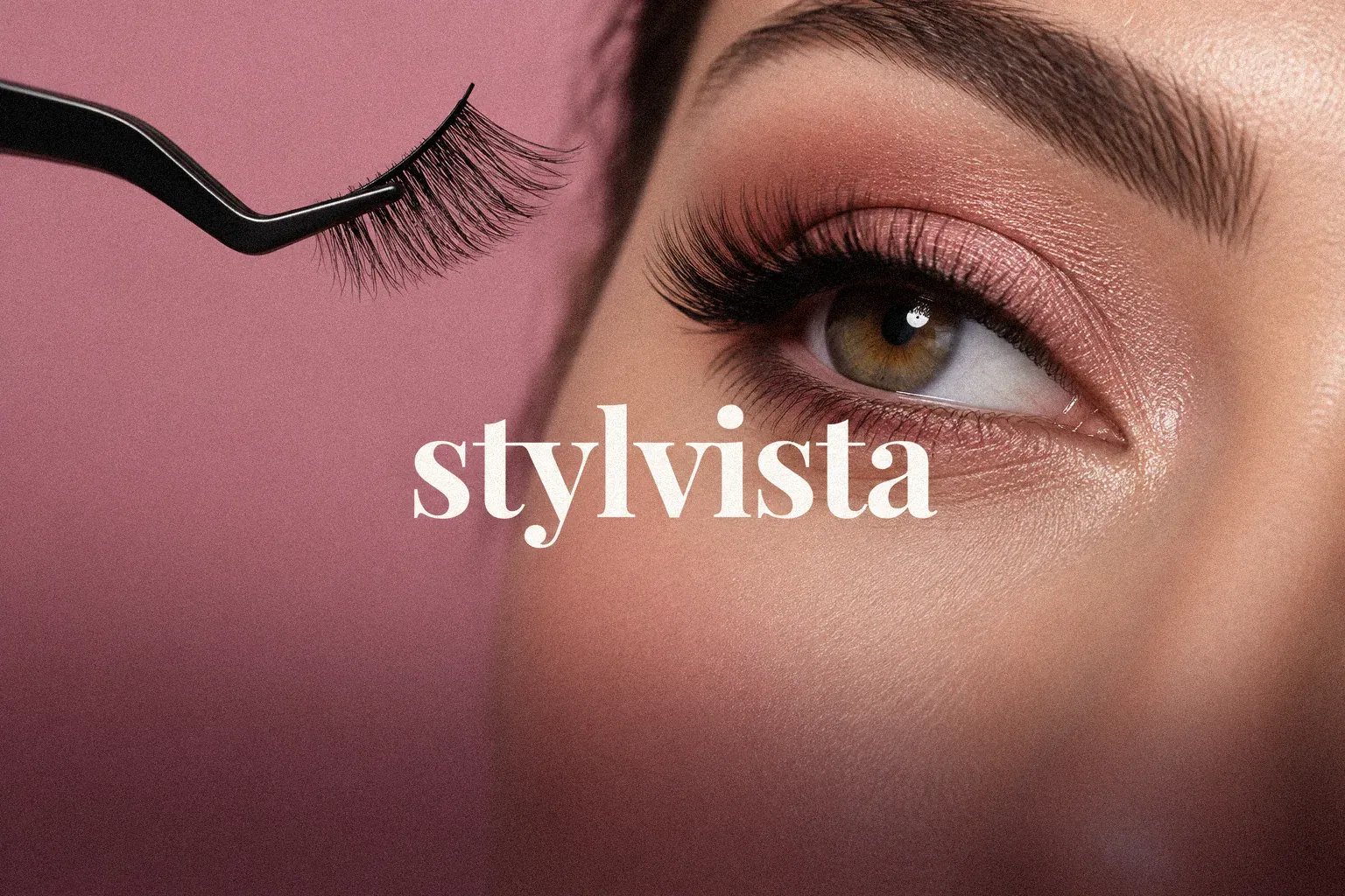 Stylvista: شعار Stylvista بجانب لقطة قريبة لعين برموش مركّبة