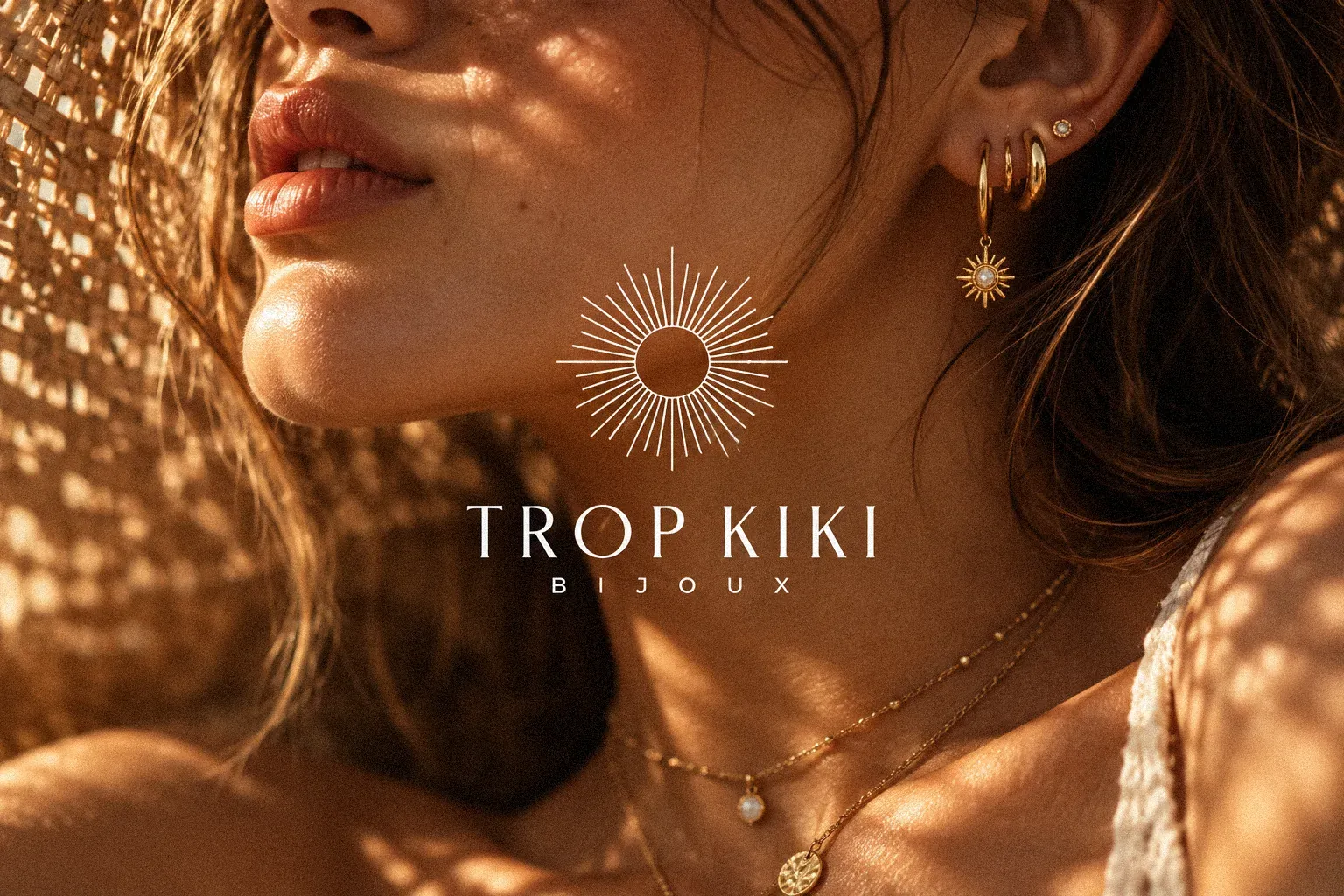 Trop Kiki: علامة Trop Kiki Bijoux المشعّة فوق امرأة ترتدي مجوهرات ذهبية